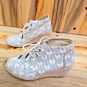 Tom's Desert Wedge in Blue Arrow Canvas Bootie Size 7